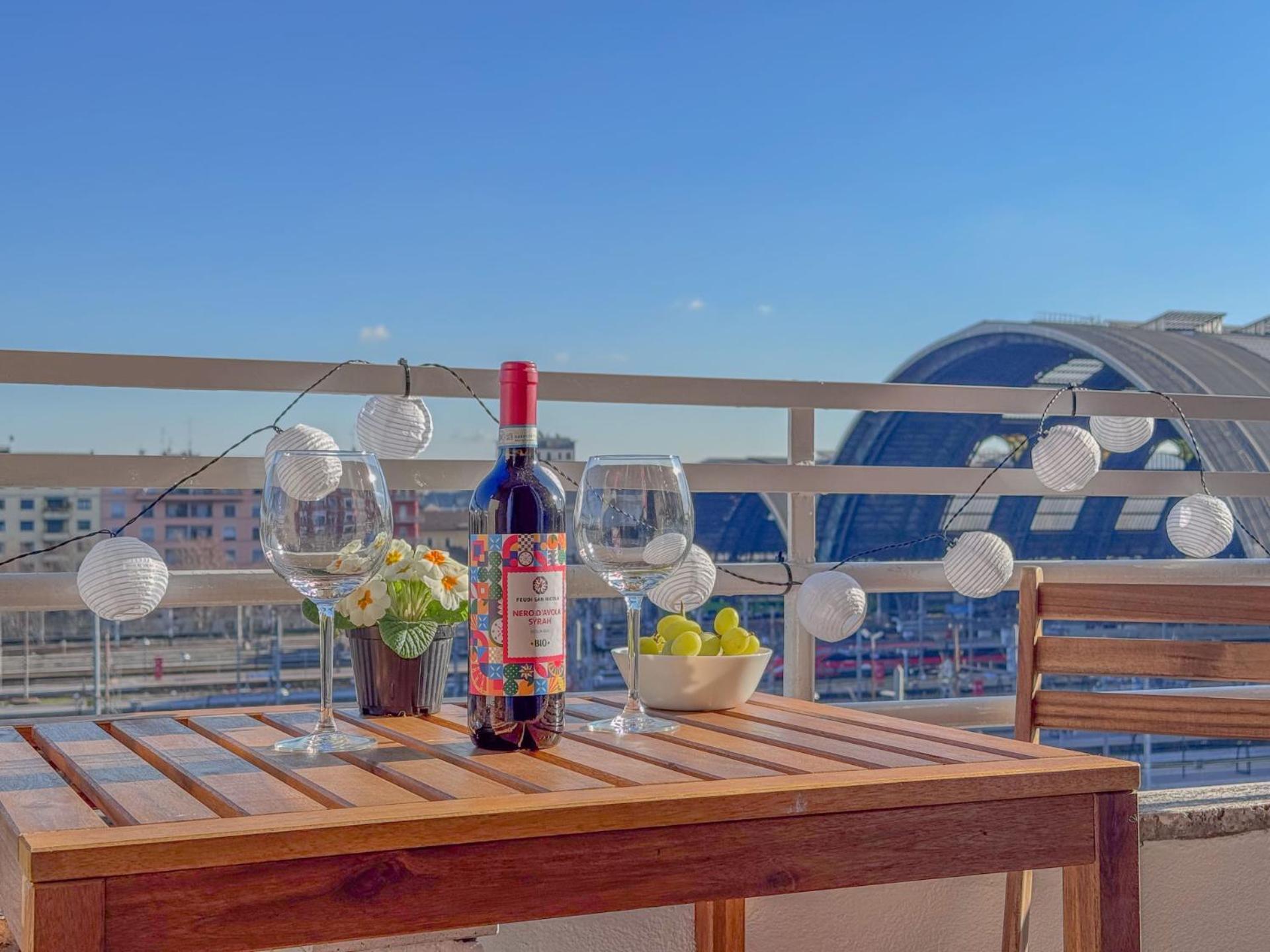 Spacious With Romantic Balcony And 2 Bathrooms Appartamento *