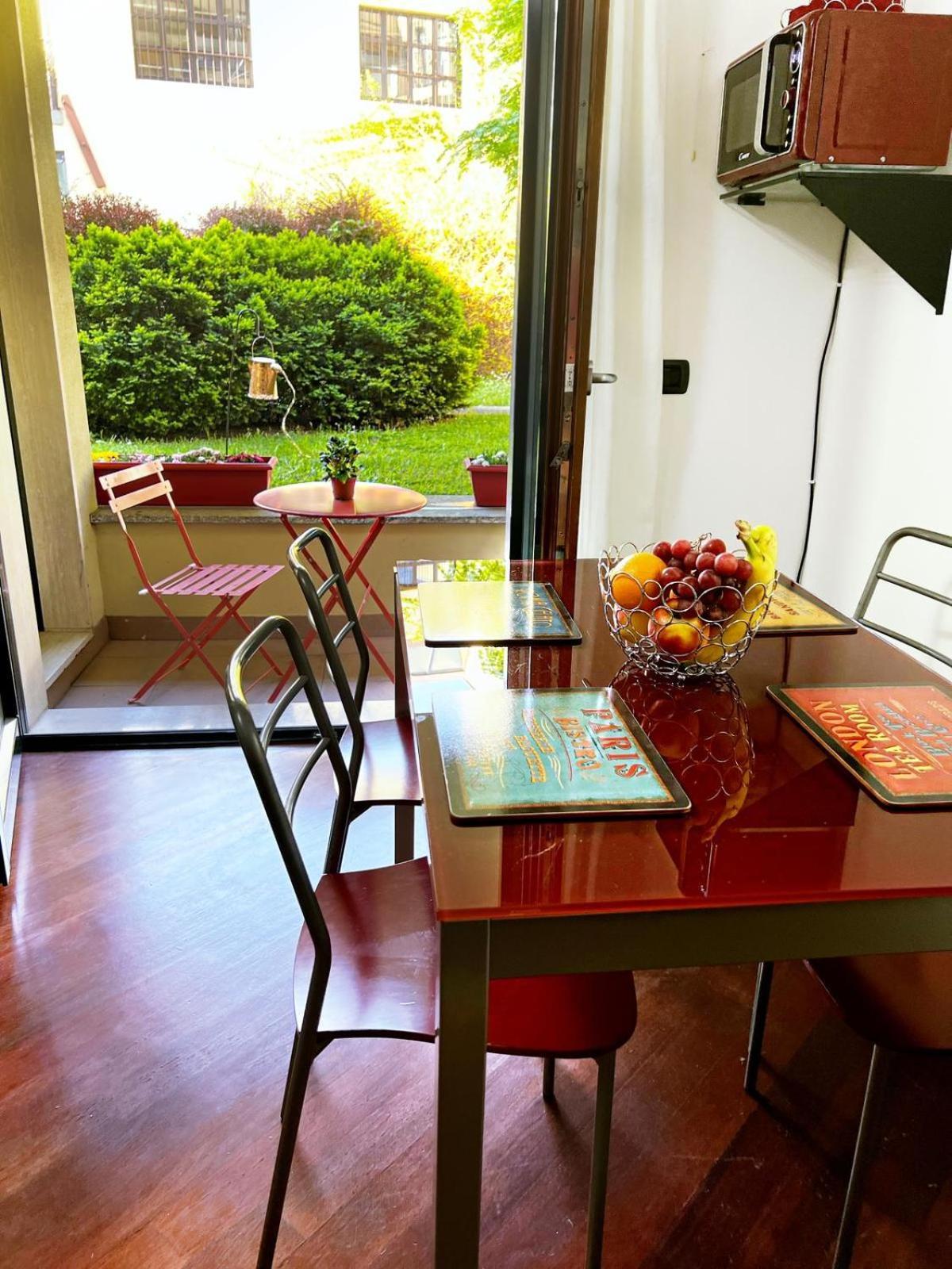 Laura S Garden - Romantic Place And Private Parking Appartamento Milano