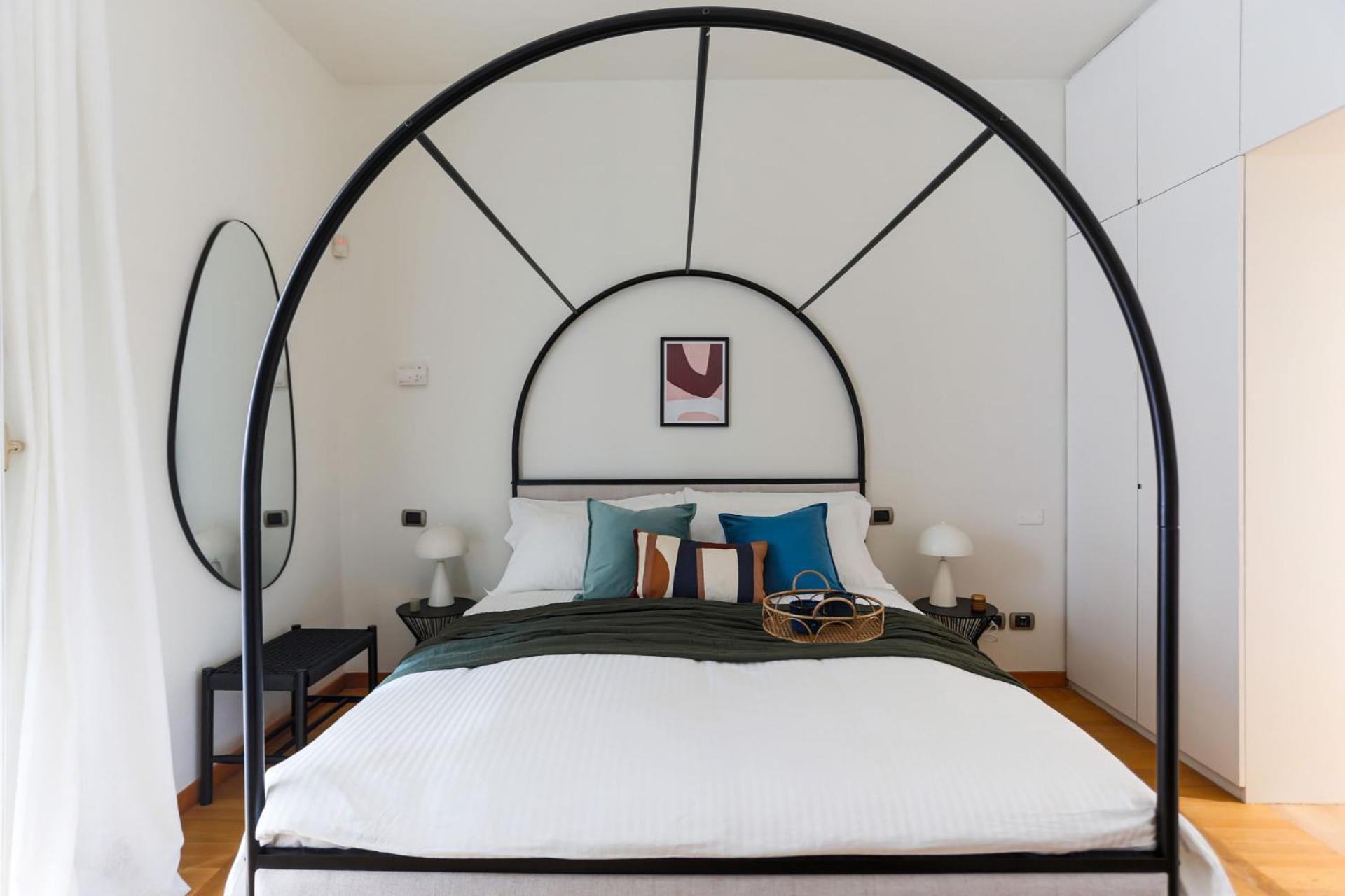 The Rent - Spacious Three-bedroom In The Heart Of Milano