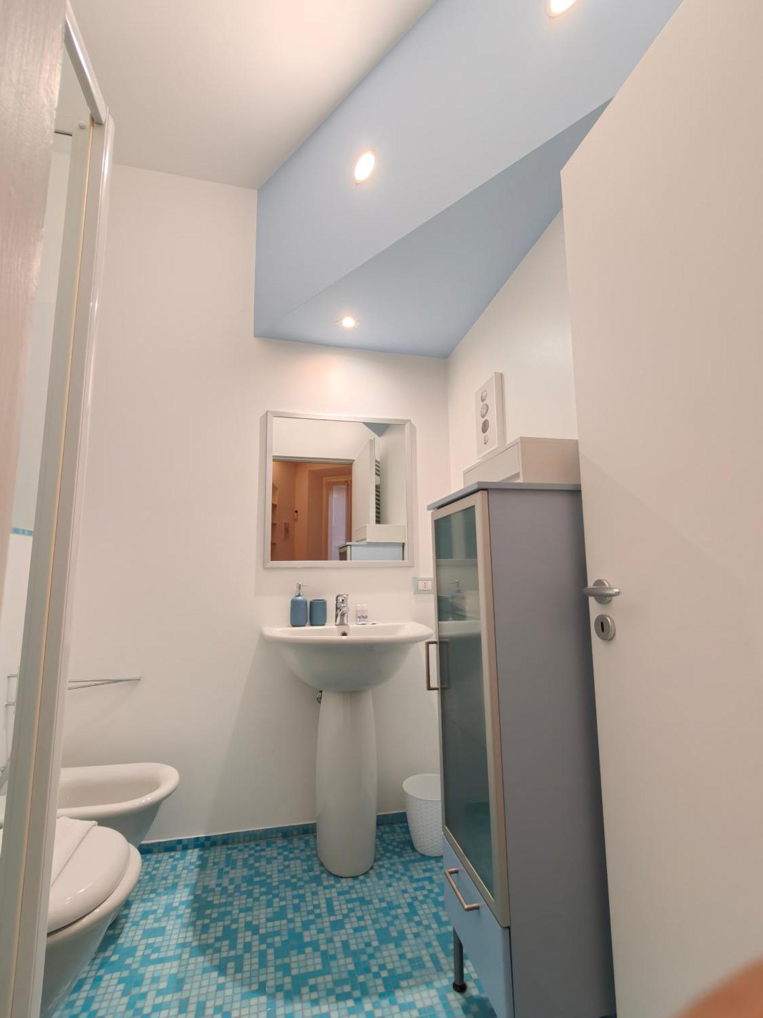 Center In Shopping And Living Area With Ac, Wifi, Steps From M1 And Airport And Fiera Link *