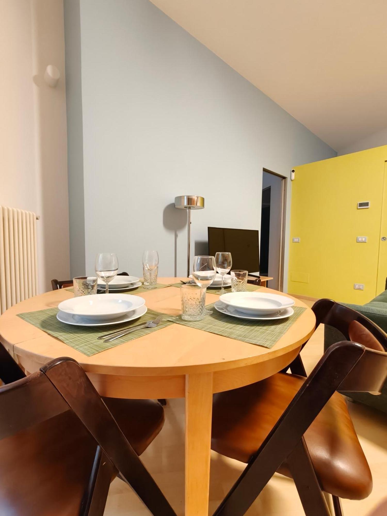 Center In Shopping And Living Area With Ac, Wifi, Steps From M1 And Airport And Fiera Link Appartamento *