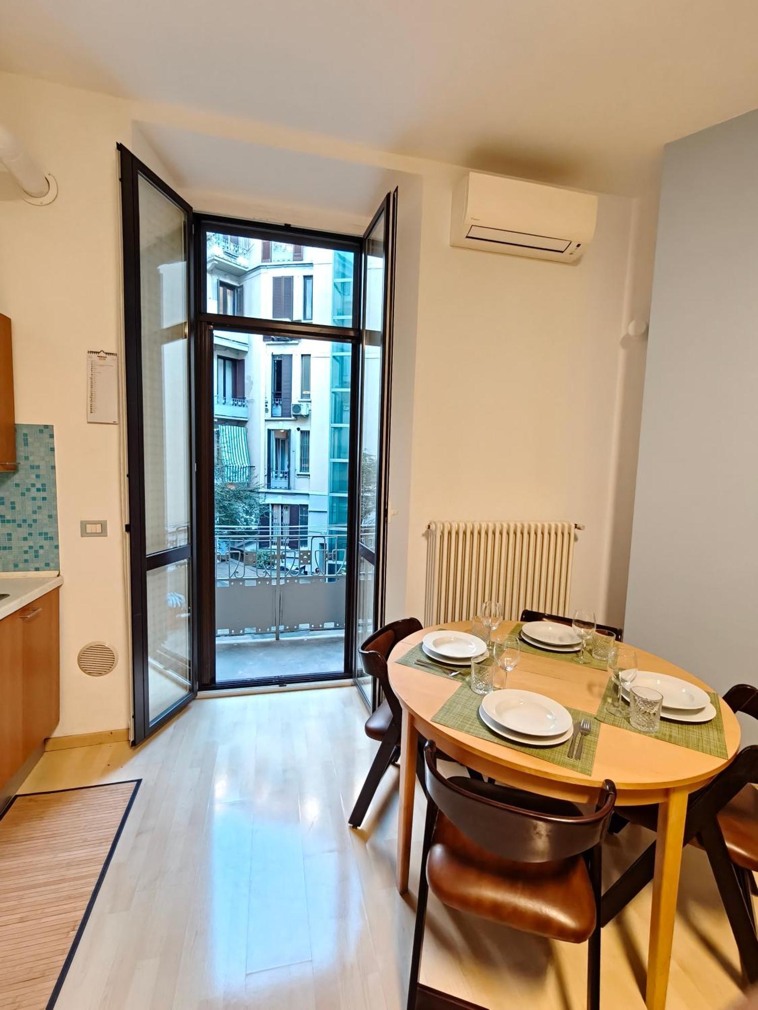 Center In Shopping And Living Area With Ac, Wifi, Steps From M1 And Airport And Fiera Link Appartamento Milano