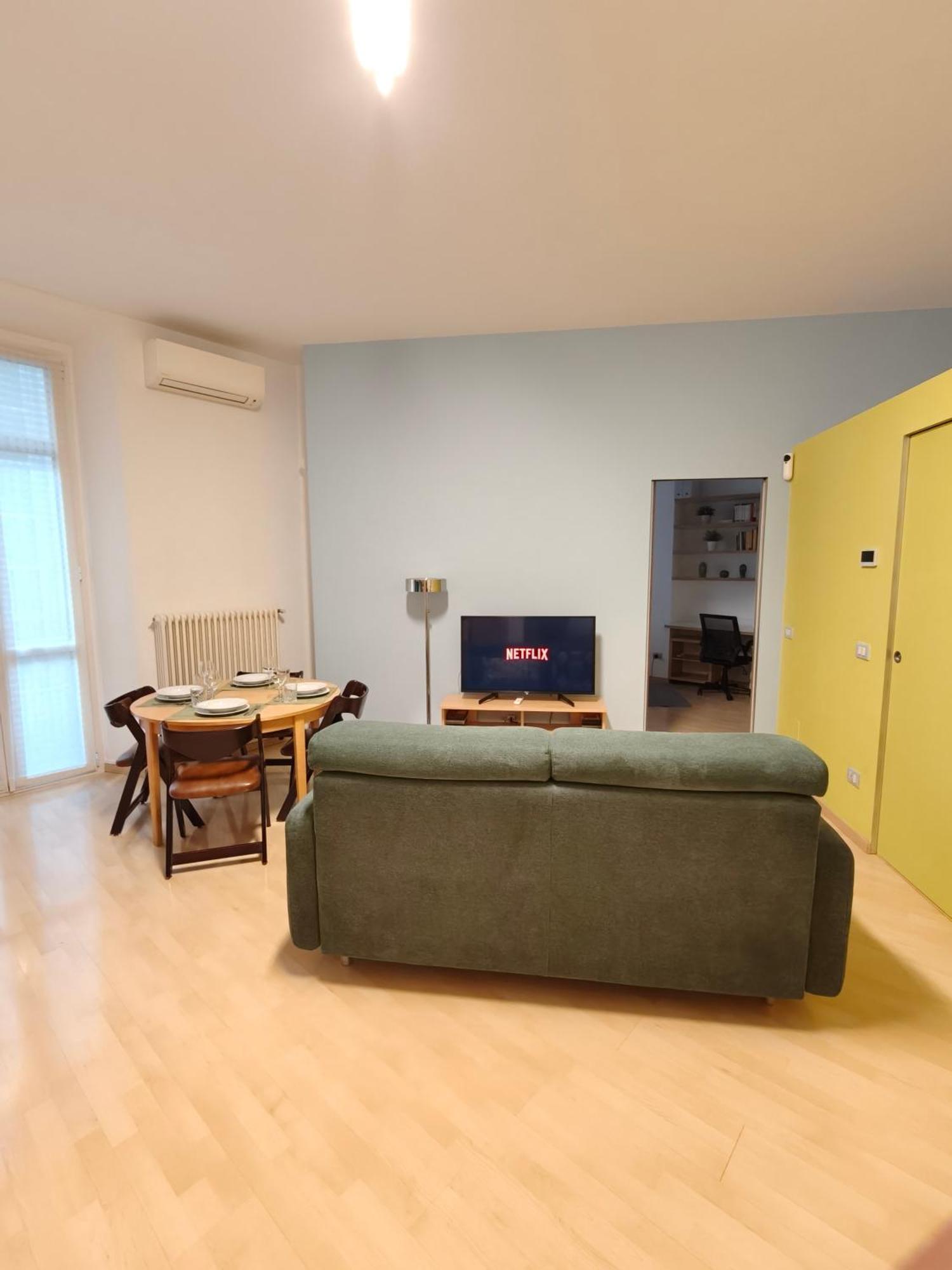 Center In Shopping And Living Area With Ac, Wifi, Steps From M1 And Airport And Fiera Link Milano