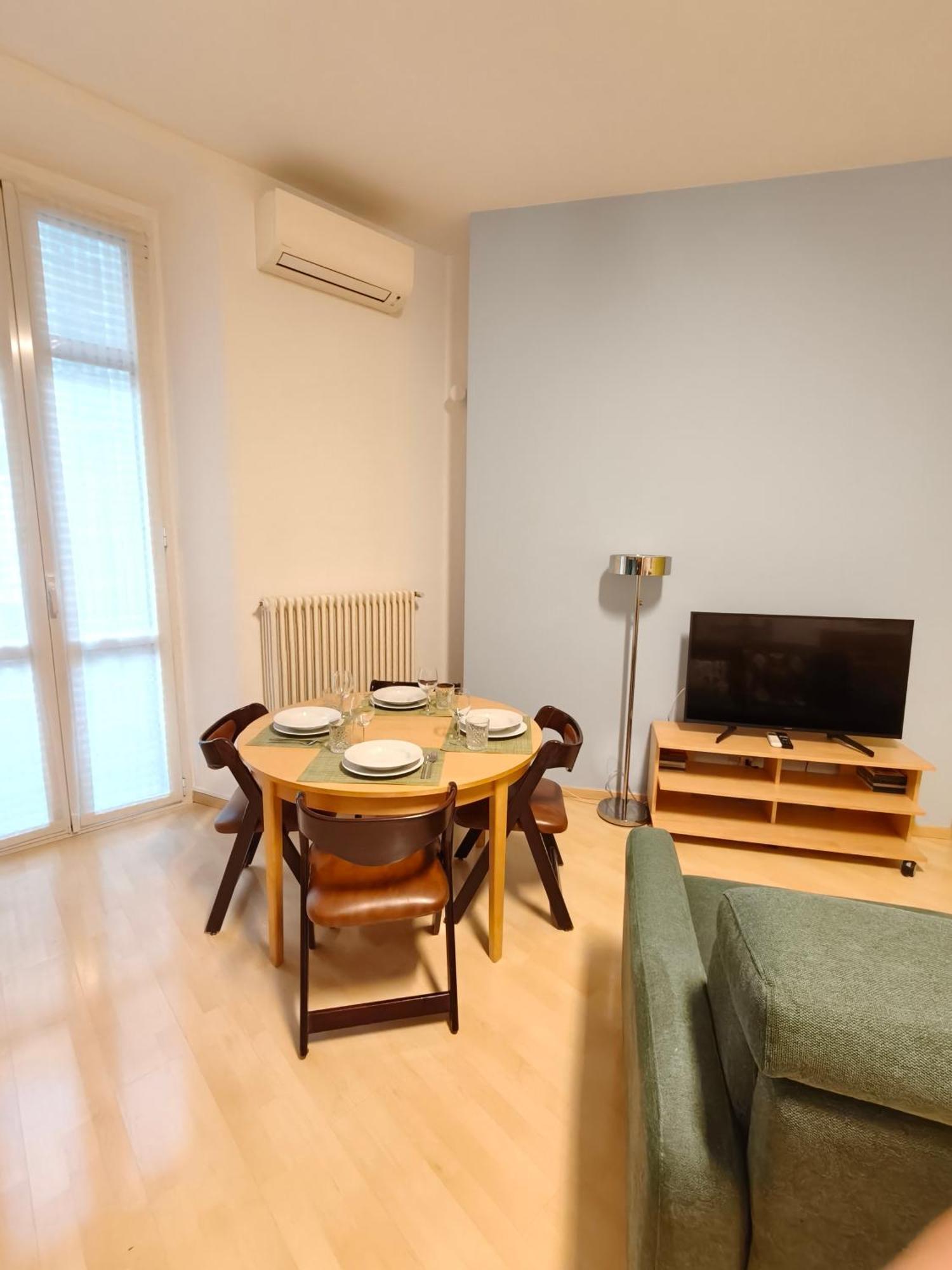 Center In Shopping And Living Area With Ac, Wifi, Steps From M1 And Airport And Fiera Link