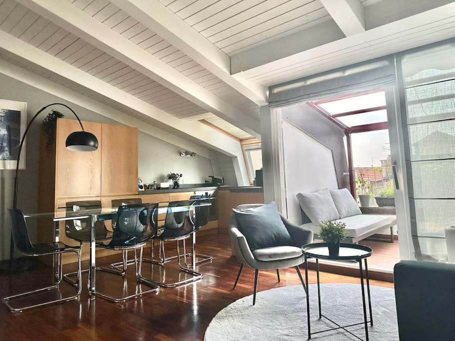 Penthouse With Patio & 2 Baths, 10 Min To Duomo Leilighet Milano