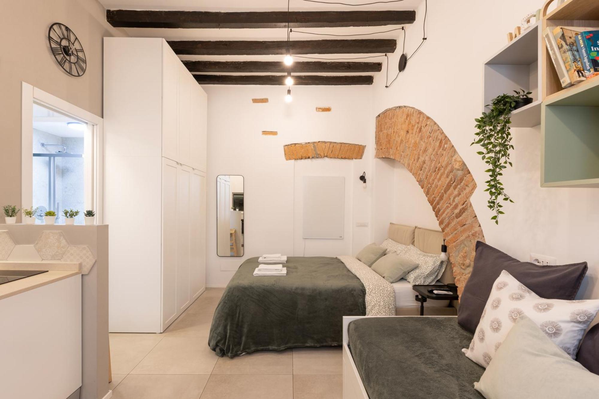 Bricks & Beams In The Key Area Of Apartment