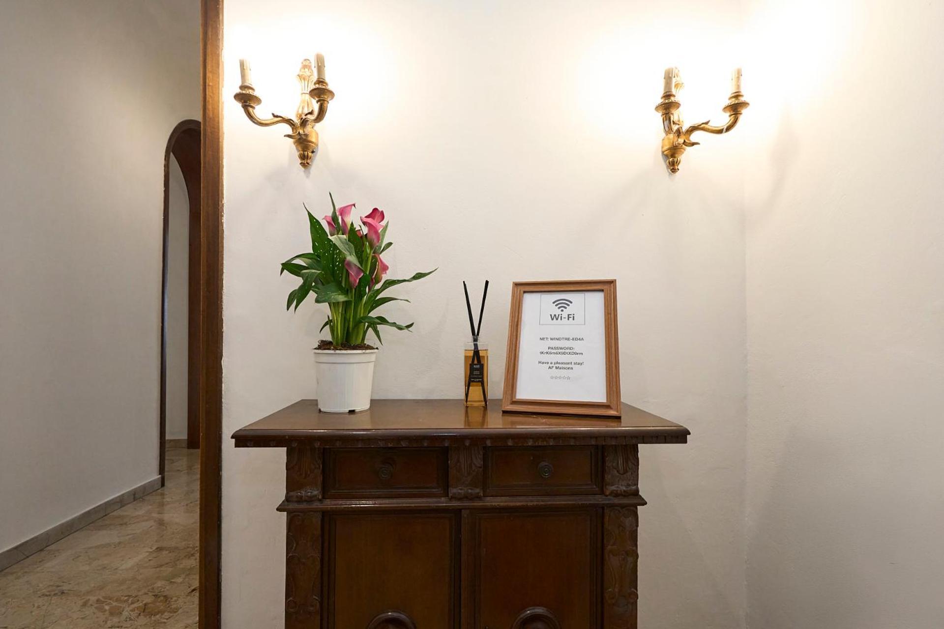 Vintage House - 2 Minutes Walk From Station Milano