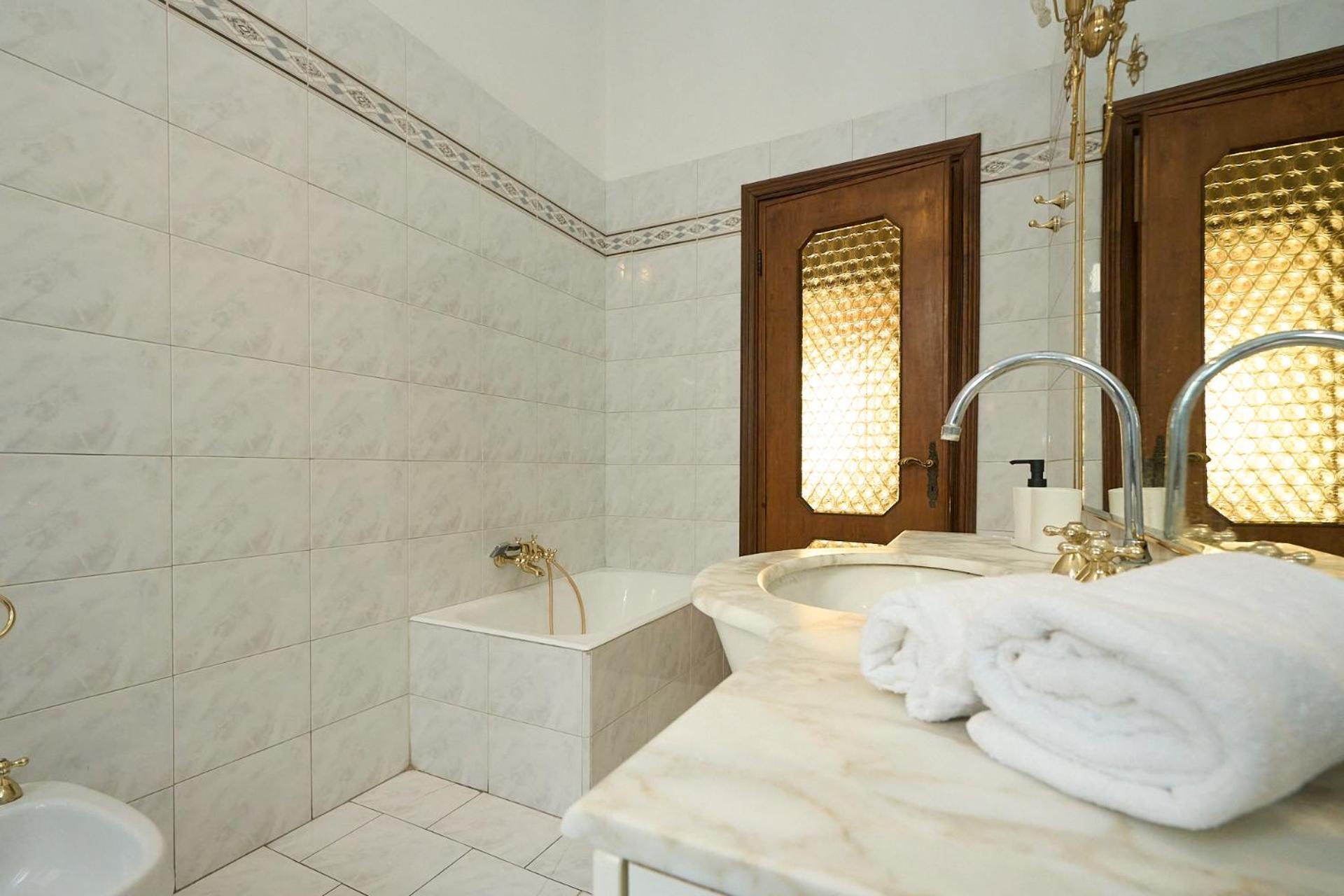 Vintage House - 2 Minutes Walk From Station *
