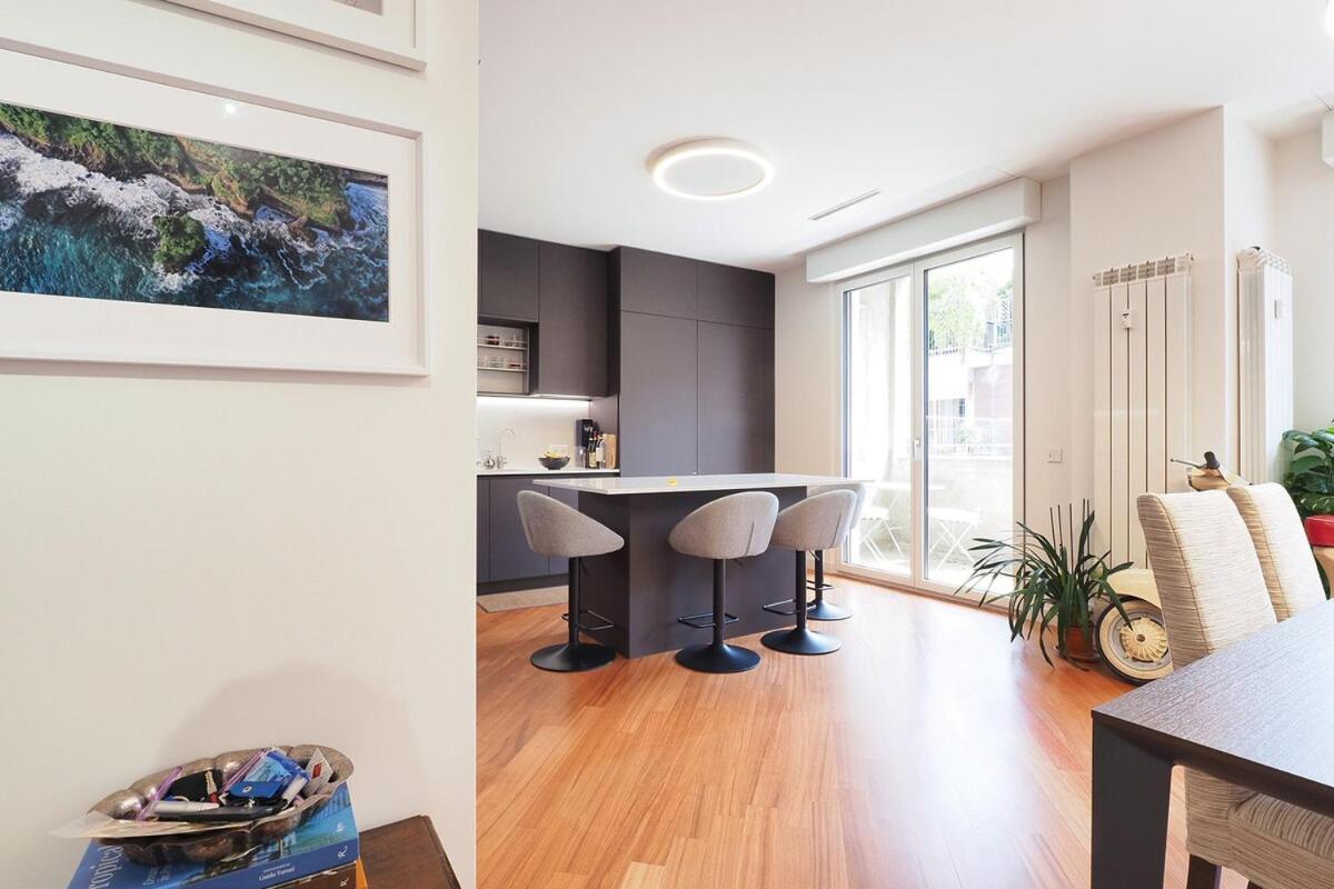 Bright Three Bedroom With Balconies Porta Romana Appartamento