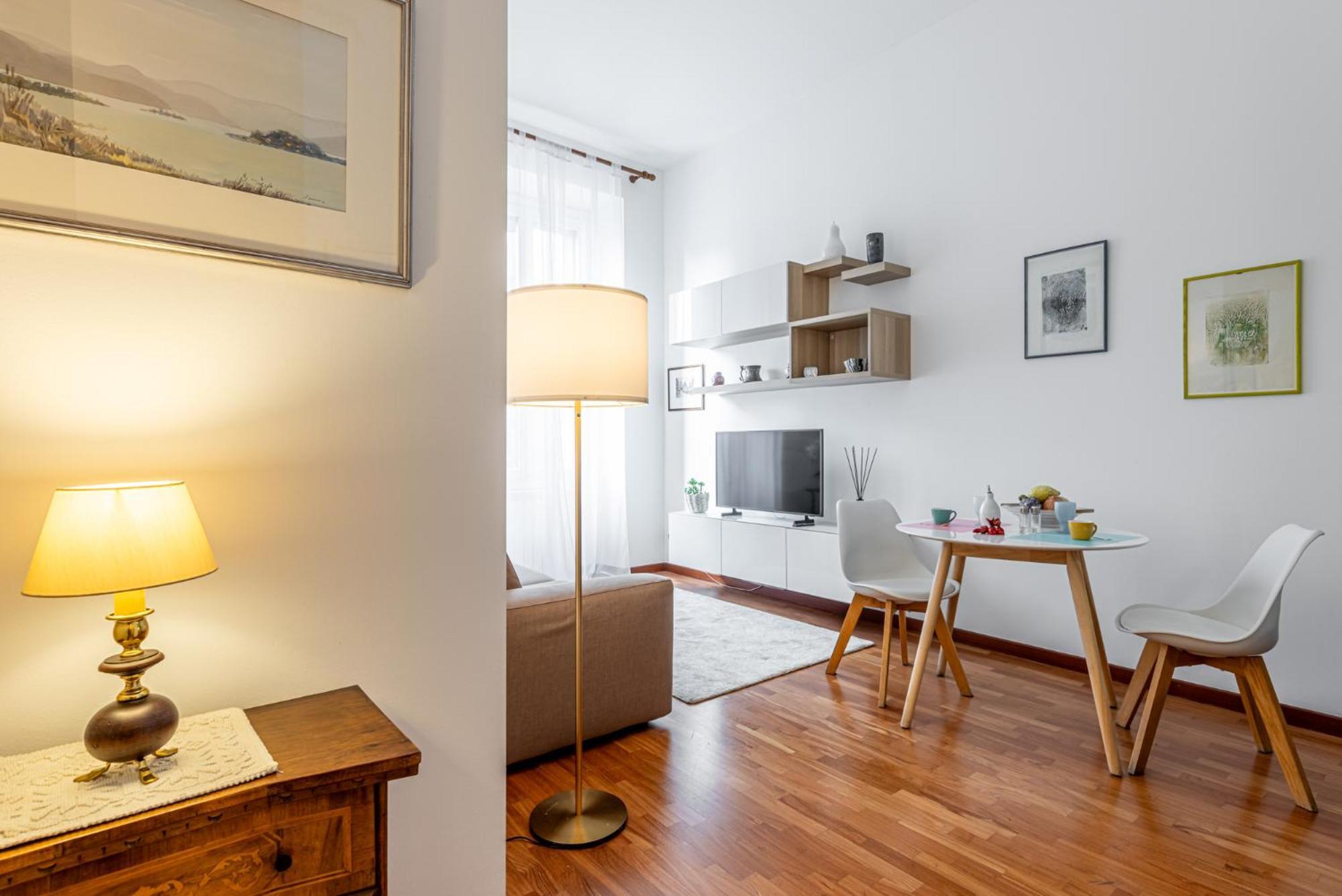 Luxury, Modern & Charming Near Station Leilighet