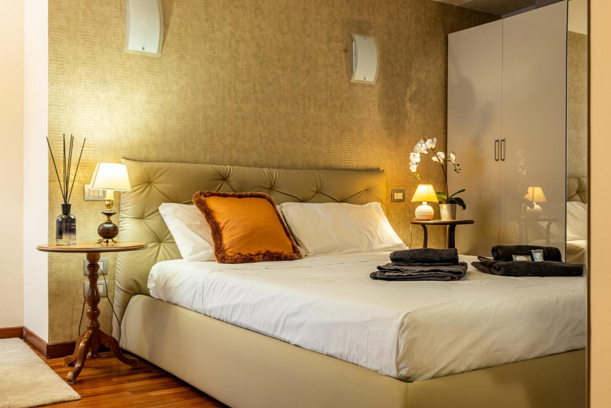 Luxury, Modern & Charming Near Station Leilighet