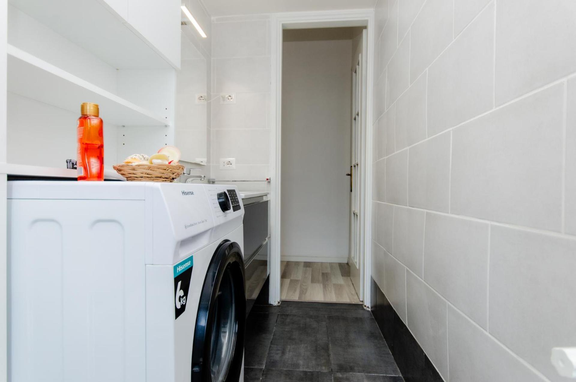Lugano S&s Home, Moderna E Tranquilla, Vicino Al Centro Di Milano, Con Parcheggio Gratuito Esterno *