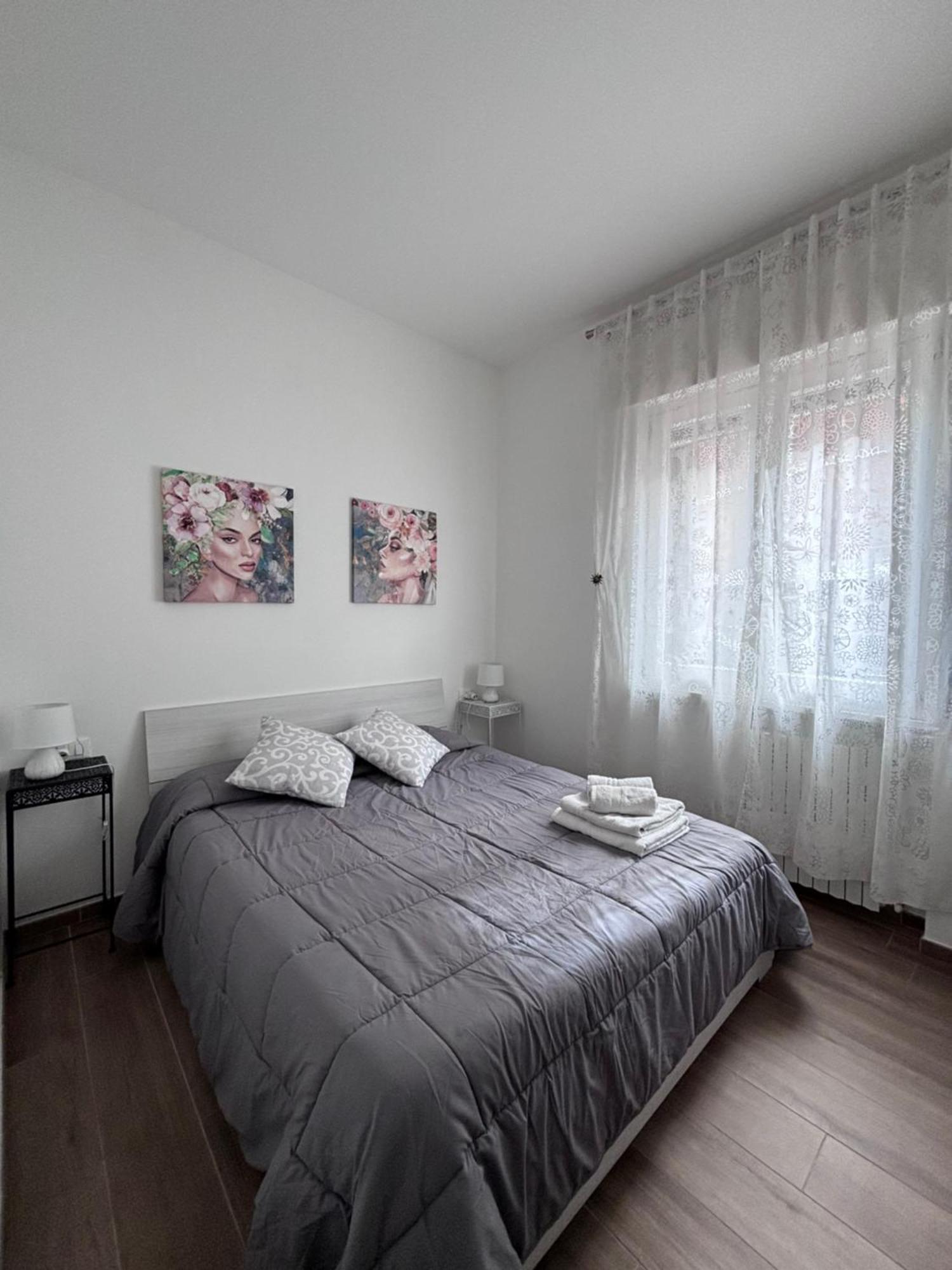 Bilocale In Bande Nere-metro Rossa Duomo Apartment Milan