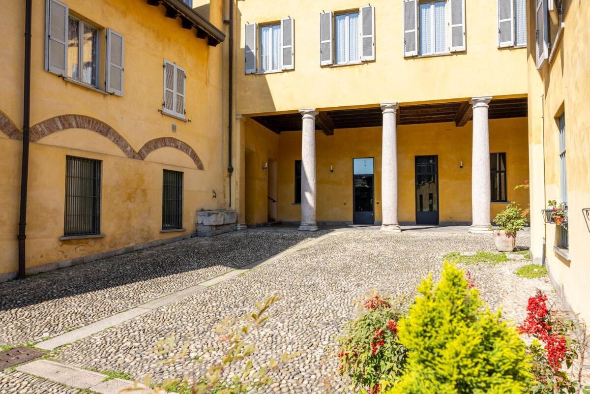 15th-century Apt, City-mxp Train Milan