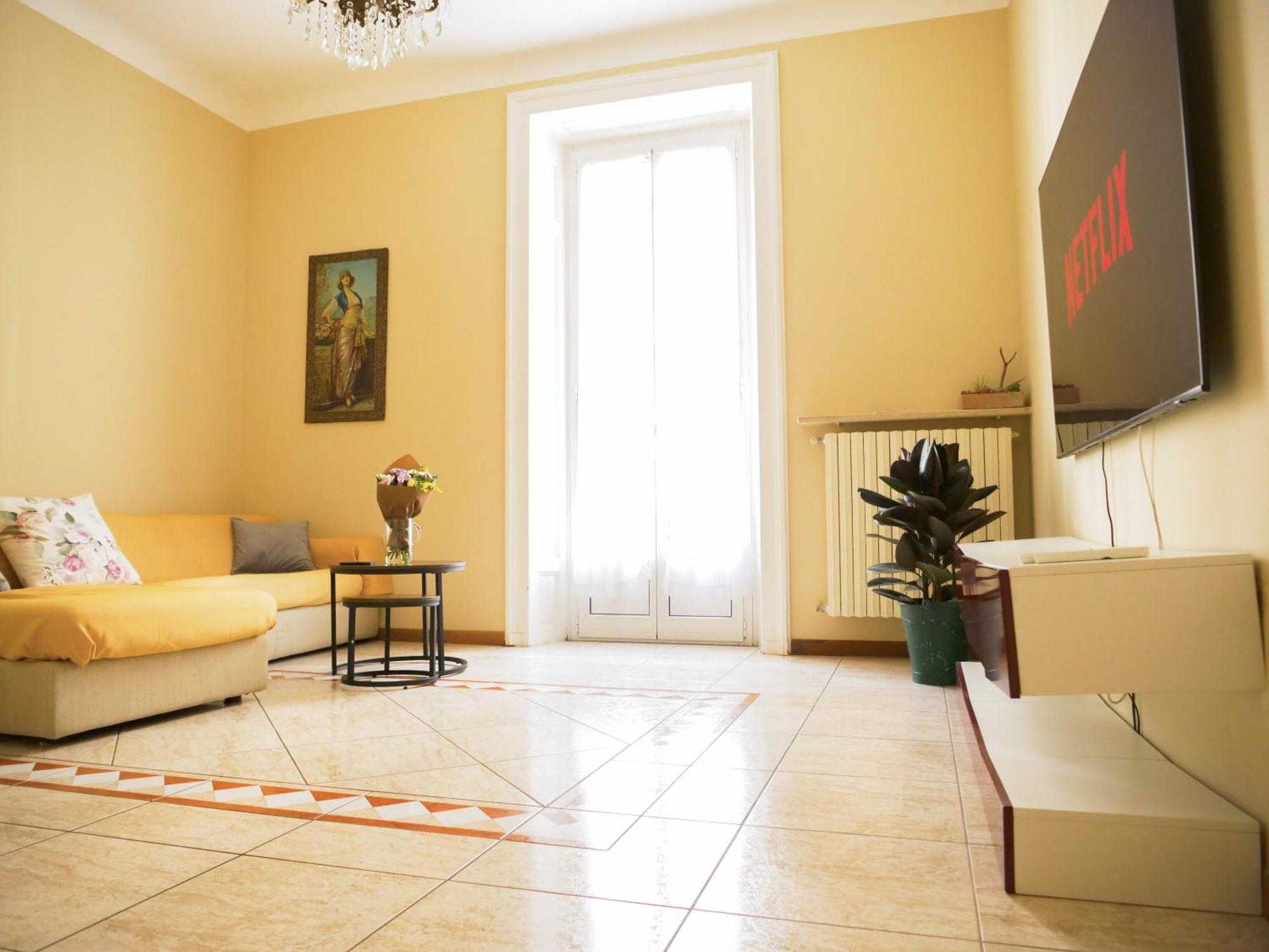 Wonderful Downtown Apartment-hd Netflix, King-size Bed, Two Minutes' Walk From Metro Appartement