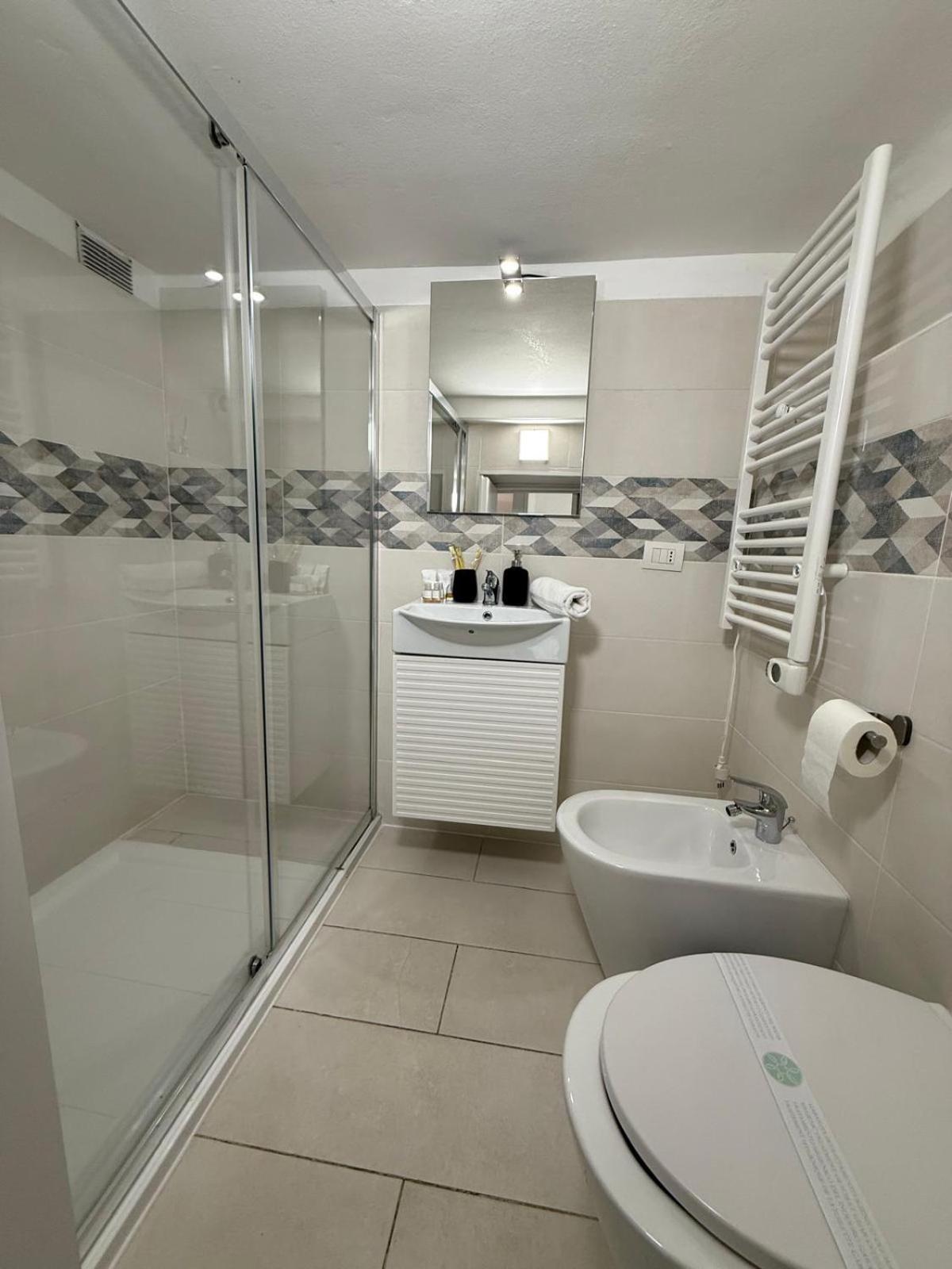 Elegant 3 - Level Loft - 3 Bedrooms, 3 Baths, Fast Wi-fi *