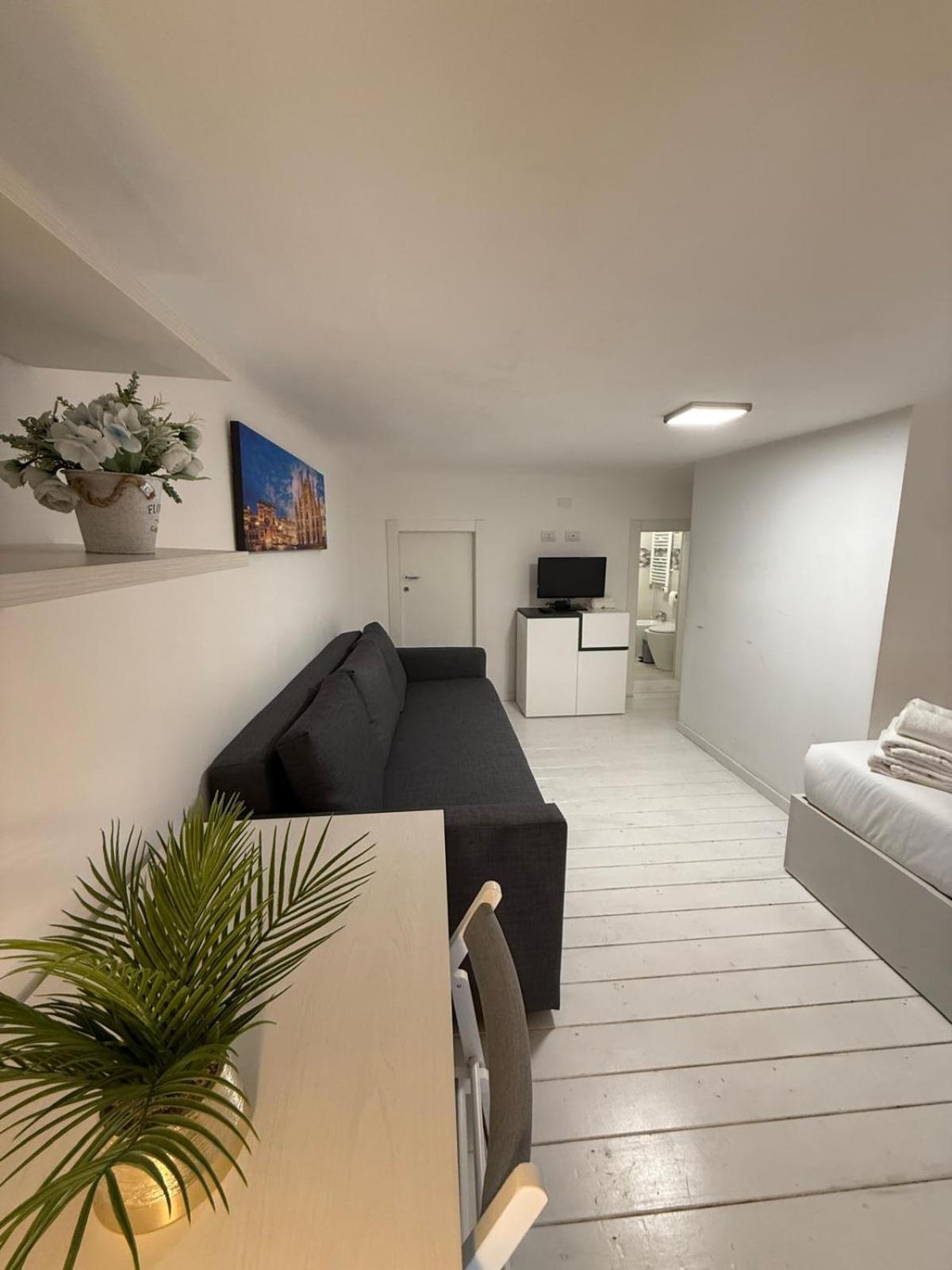 Elegant 3 - Level Loft - 3 Bedrooms, 3 Baths, Fast Wi-fi *