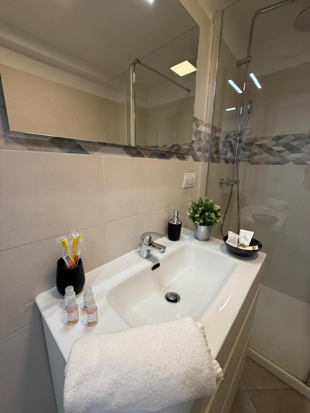 Elegant 3 - Level Loft - 3 Bedrooms, 3 Baths, Fast Wi-fi Milano