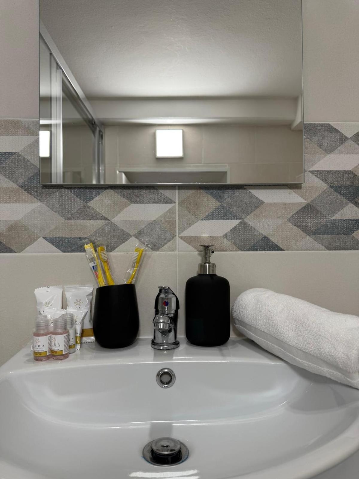 Elegant 3 - Level Loft - 3 Bedrooms, 3 Baths, Fast Wi-fi Appartamento