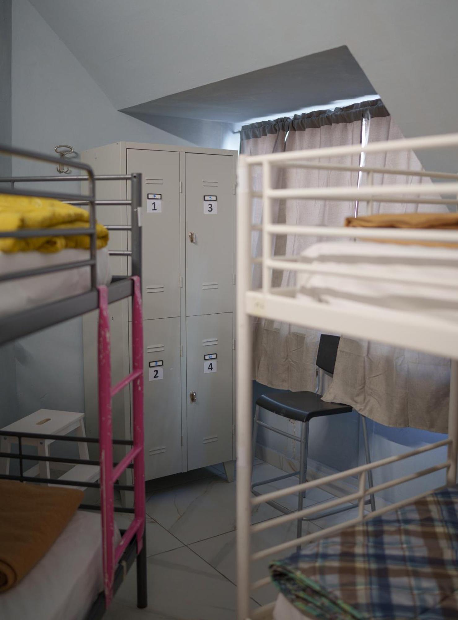 Lion Hostel *