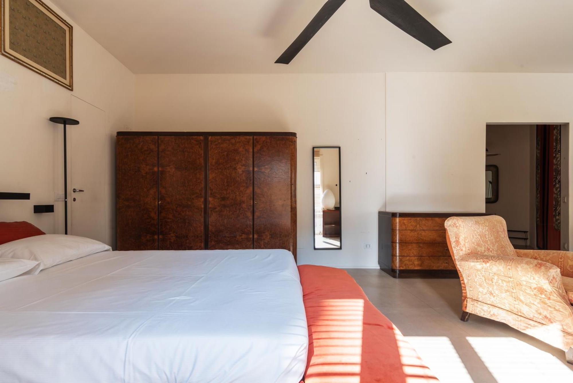 Spacious And Bright In The Center *