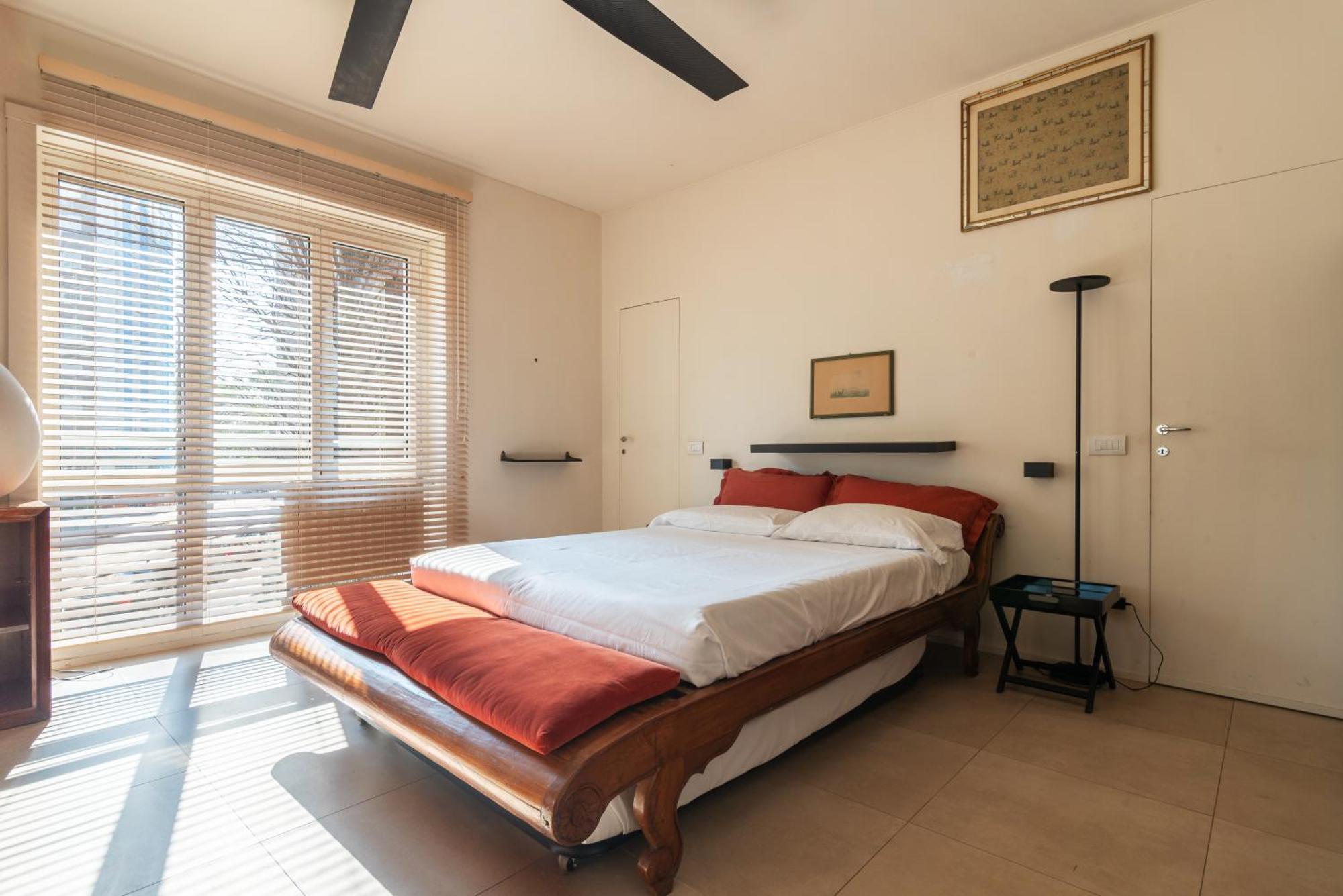 Spacious And Bright In The Center Apartment
