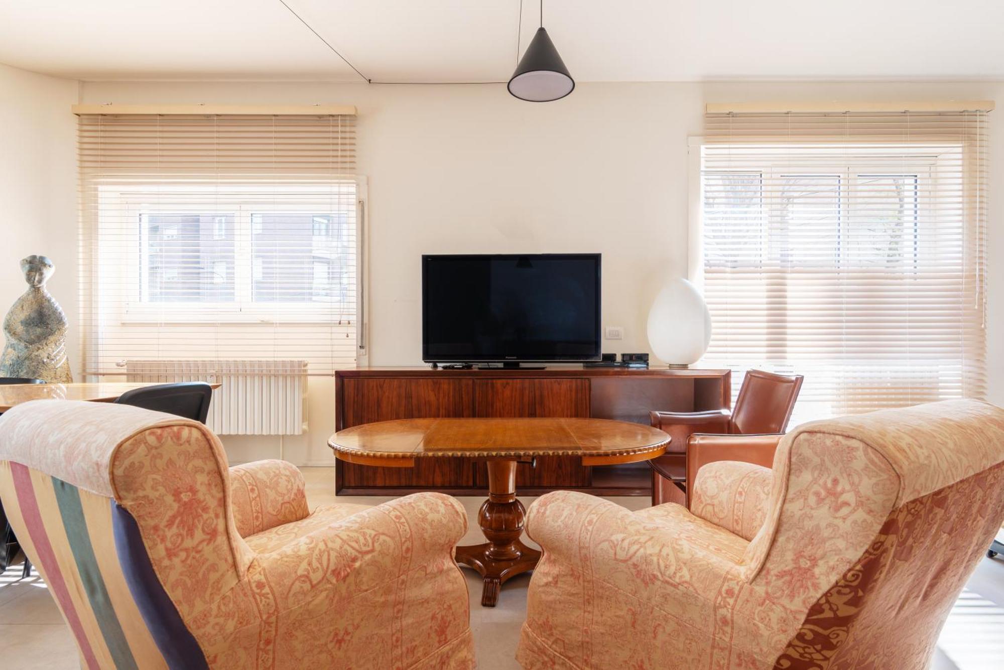 Spacious And Bright In The Center *