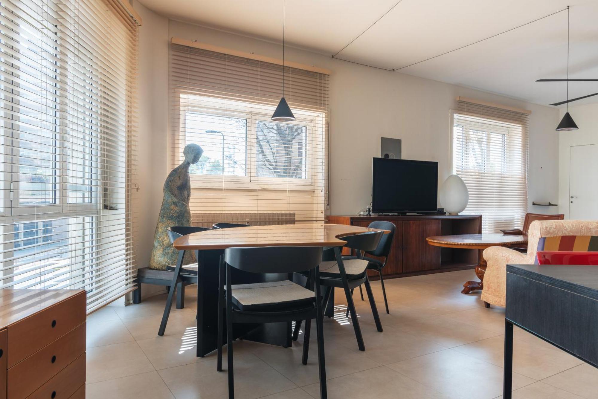 Spacious And Bright In The Center Apartment