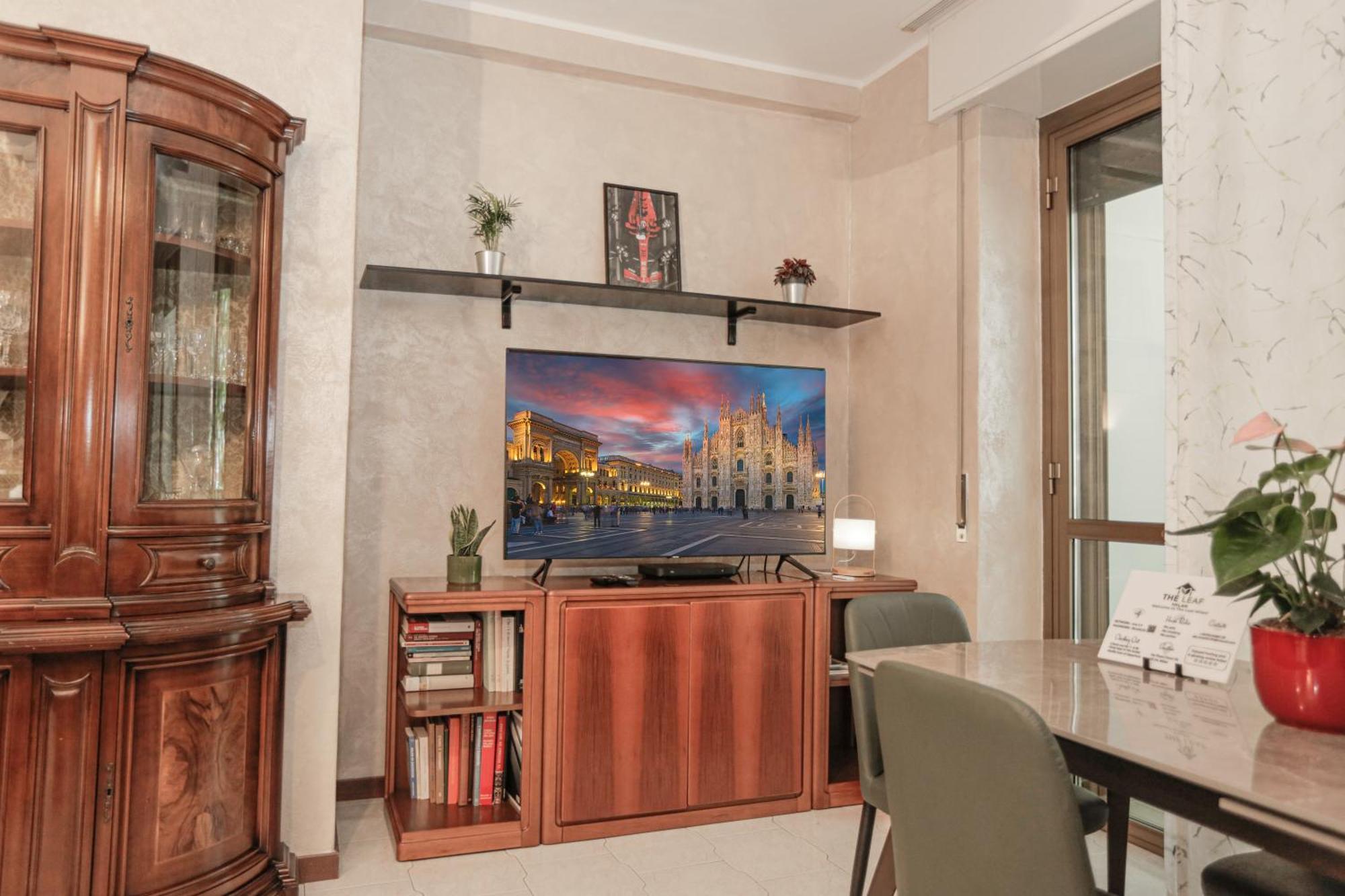 Cozy Room In Elegant Flat Shared With Alex, Tube 5 Min Walking Alloggio in famiglia Milano