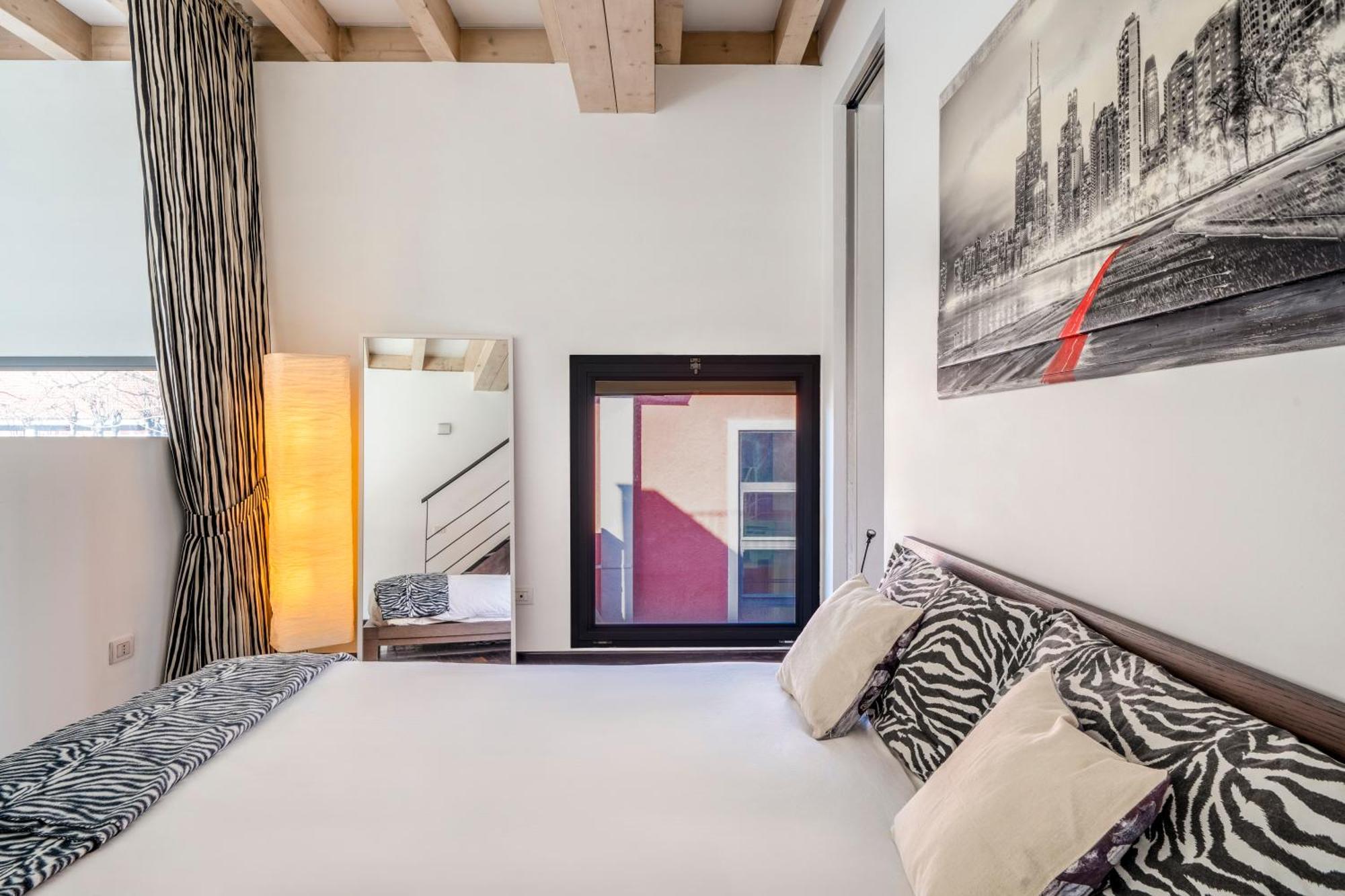 Appartamento Red Lofty Milano- Loft Moderno Comodo Per Ippodromo, San Siro, Rho Fiera-mico E Politecnico, Parking
