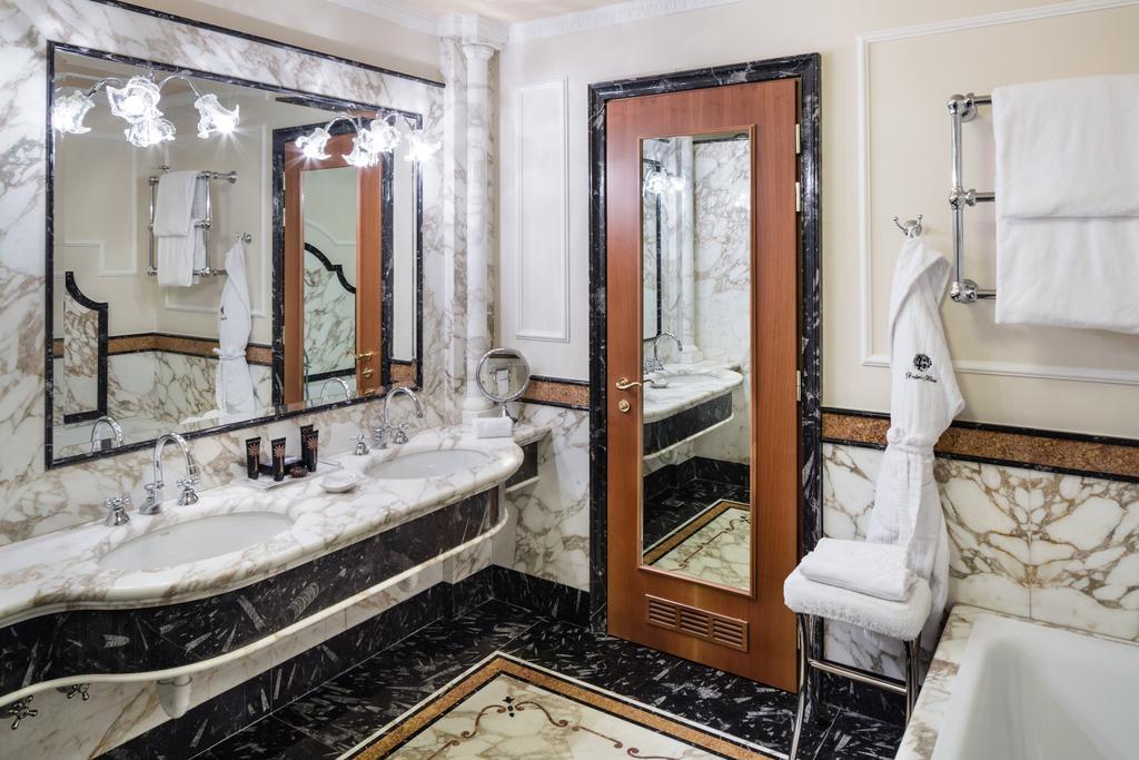 Baglioni Carlton - The Leading Of The World