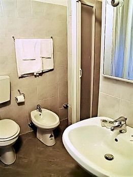 Midtown Hotel *