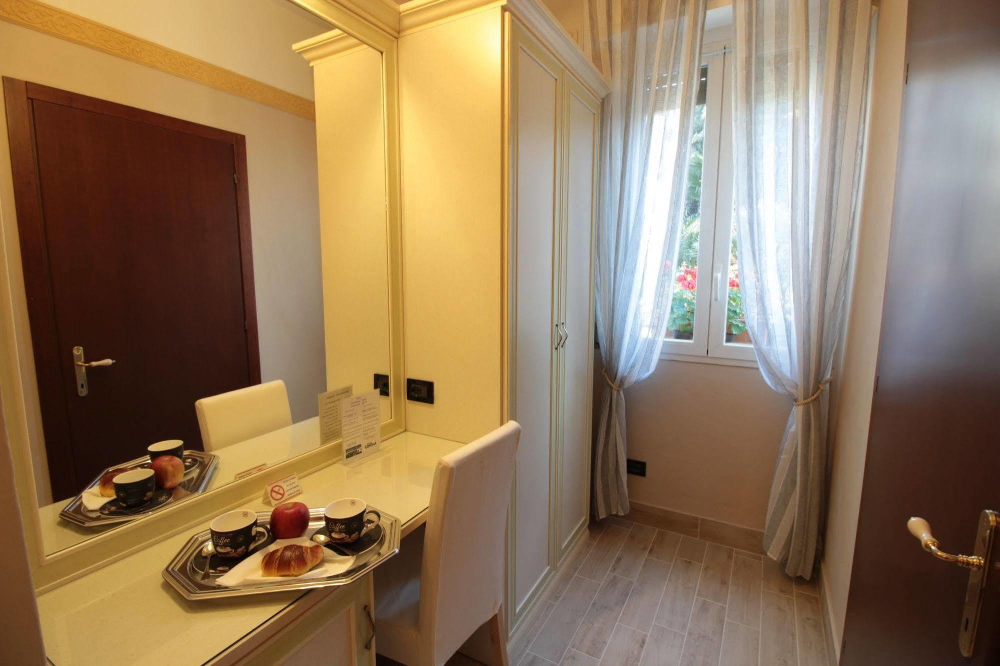 Hotel Charly 3*