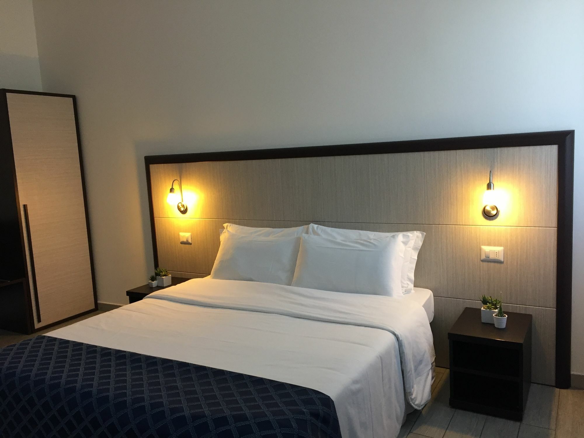 Av Hotell