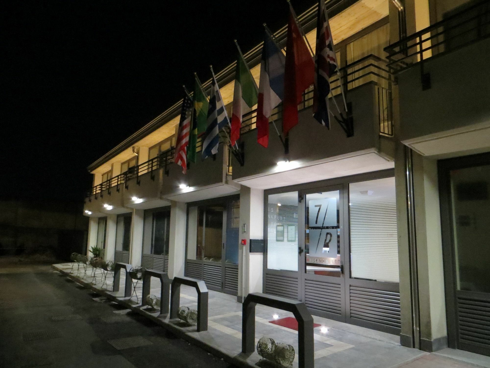 Hotel Seven 2*