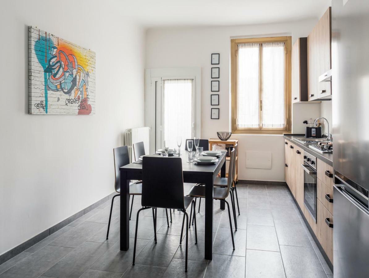 Comfortable Family Group Via Paruta Milan