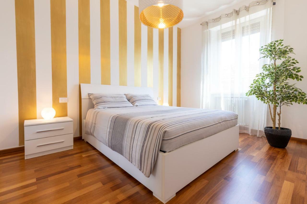 Golden House Apartment *