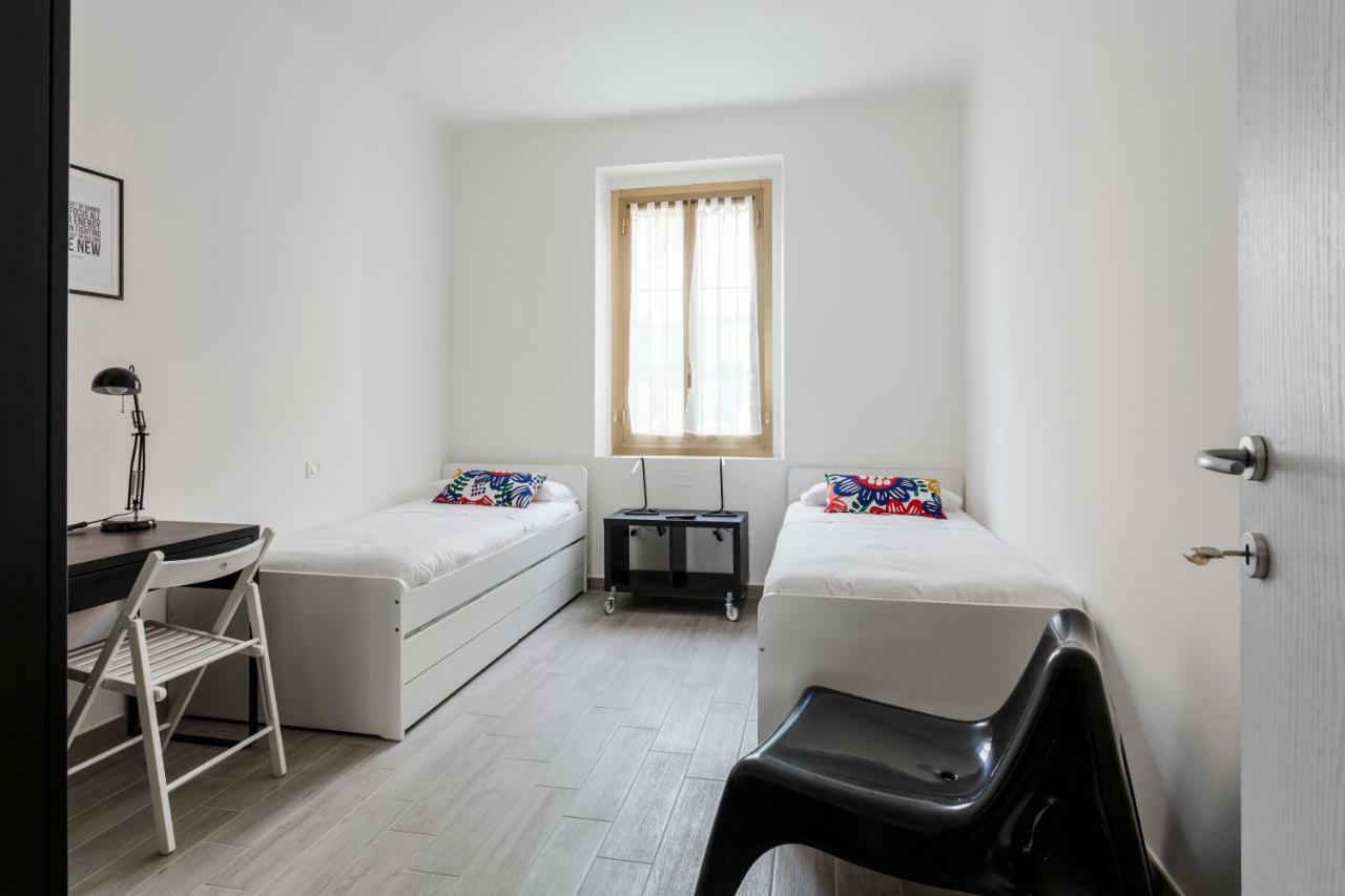 Comfortable Family Group Via Paruta *