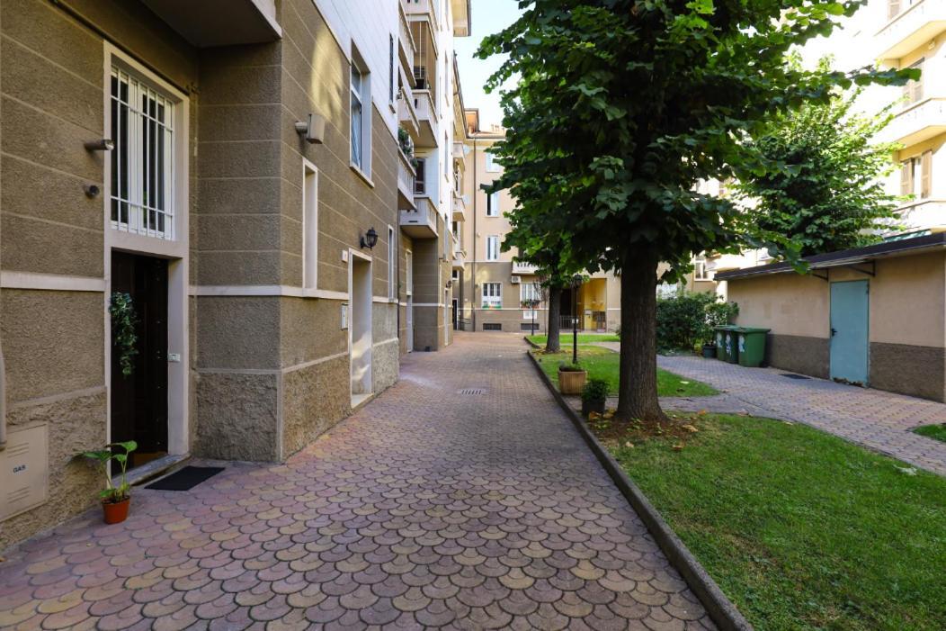 Paki Nel Cuore Dei Navigli Di Milan