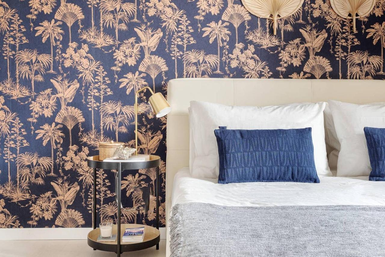 Golden Navy Design In Porta Venezia *