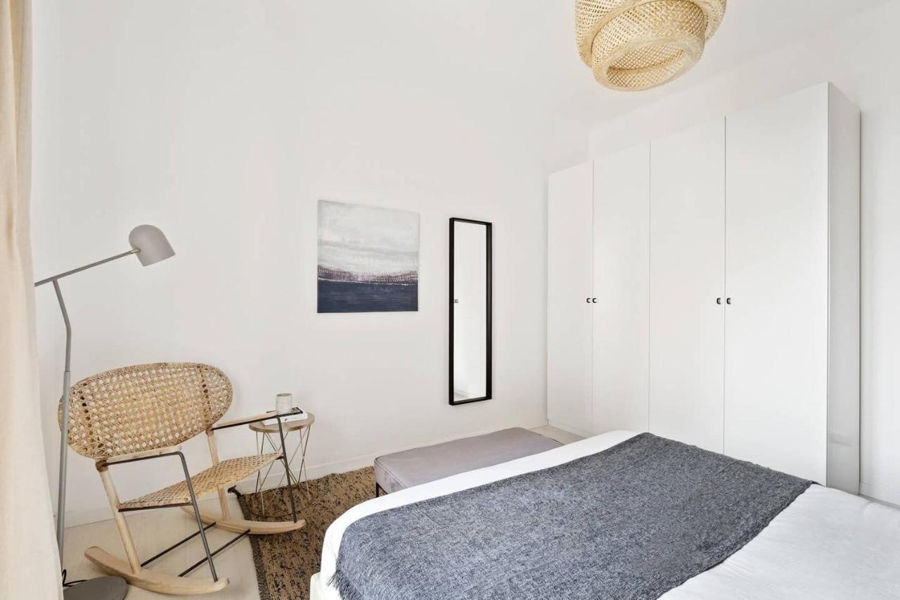 Golden Navy Design In Porta Venezia Apartment