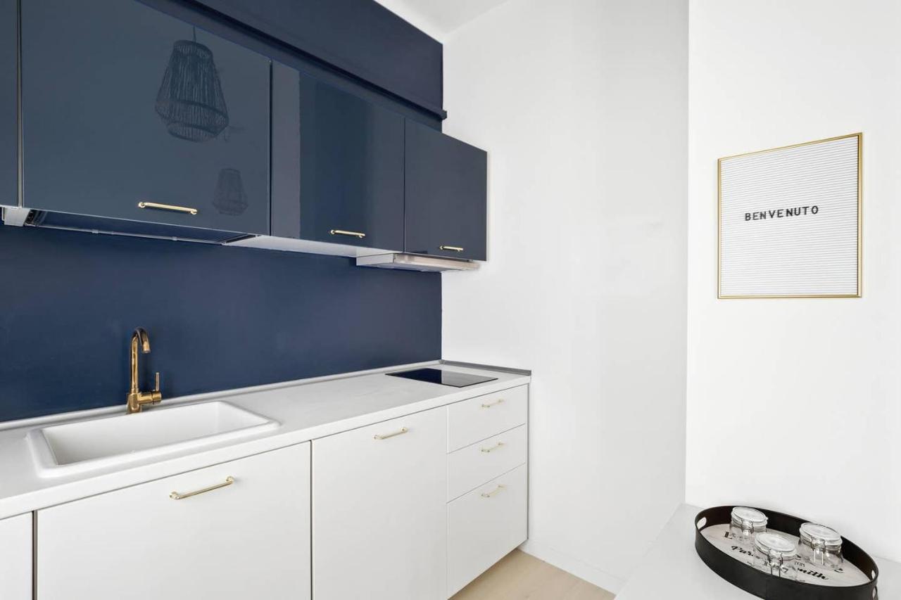 Golden Navy Design In Porta Venezia Apartment