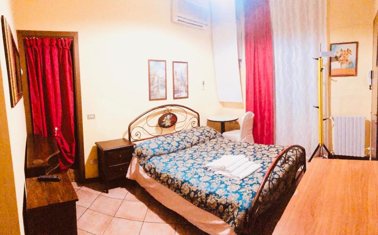 Apartment On The Corner With Piazza Duomo Milan