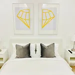The Boutique House - Treasure Trove - Gold Suite
