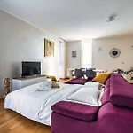 5 Min Walk From Subway Elegant & Modern