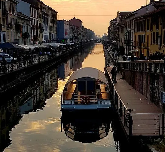 La Boheme Navigli - quiet vintage junior suite with cozy balcony attic 5th floor - tranquilla Mansarda con balcone vista giardino 5 piano - metro\' verde -green subway Porta Genova