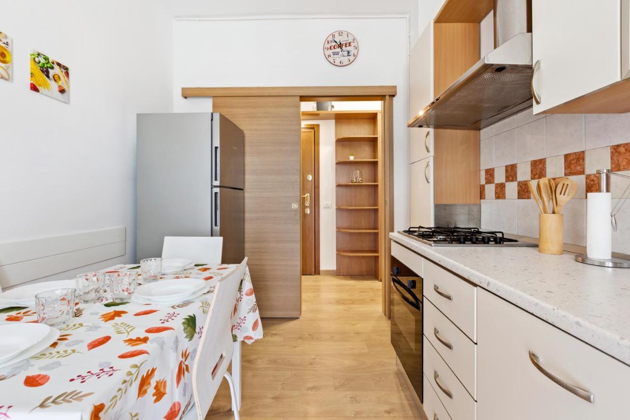 Red Subway Line Modern Flat Appartement *