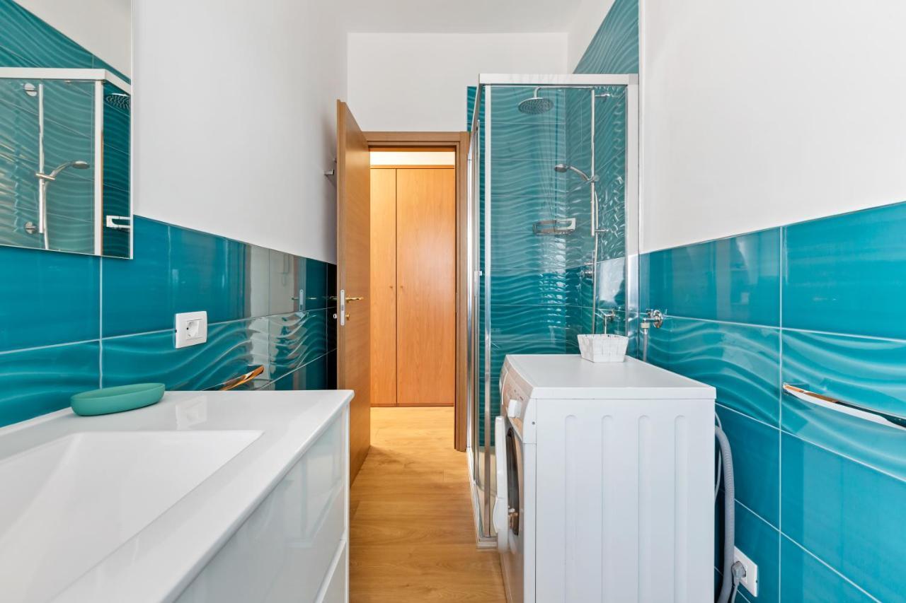 Red Subway Line Modern Flat Appartement Milaan