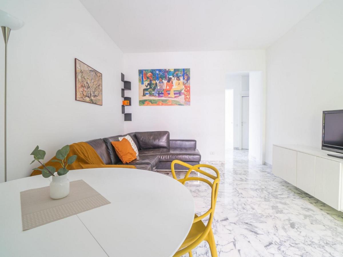Cozy One-bedroom With 2 Balconies In Sempione District Appartamento Milano