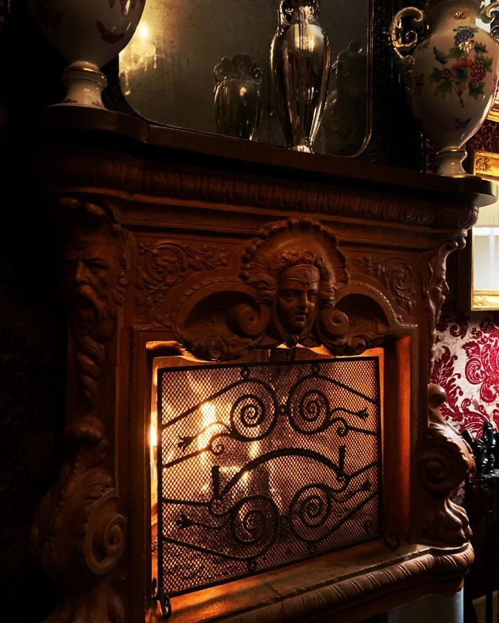 Luxury In Art Nouveau Building Next To Metro Station Bed & Breakfast *